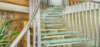 Zabezpieczenia antypoślizgowe na schody – czym kierować się przy ich wyborze?