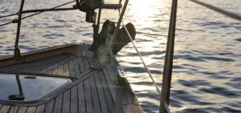 Uszkodzony jacht podczas wycieczki służbowej – co obejmuje ubezpieczenie wynajmującego