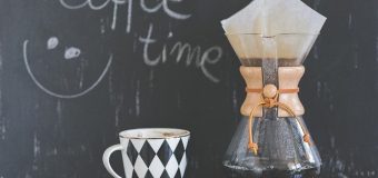 Kawa czy energetyk – jak się pobudzić do pracy?