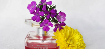 Bukiet ciętych kwiatów we flakonie – co warto wiedzieć o tych ultra kobiecych perfumach?