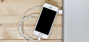 Jak naprawić zepsute gniazdo ładowania w iPhone? Najlepsze sposoby!