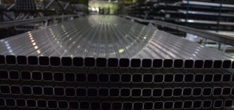 Lakierowanie aluminium w przemyśle: Jak nowoczesne techniki proszkowe zwiększają trwałość i estetykę komponentów?
